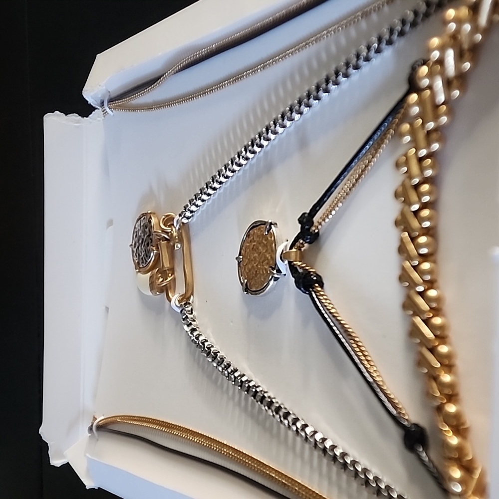 ZARA Pack of 3 Medallion Horn Neckaces - Picture 11 of 13